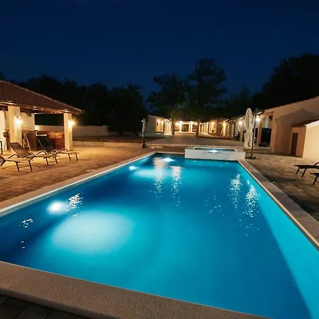 Steinvilla Planura Mit Pool, Grossem Garten Hébergement de vacances