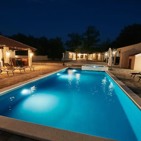 Steinvilla Planura Mit Pool, Grossem Garten Ferienhaus *