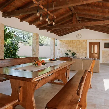Ferienhaus Steinvilla Planura Mit Pool, Grossem Garten